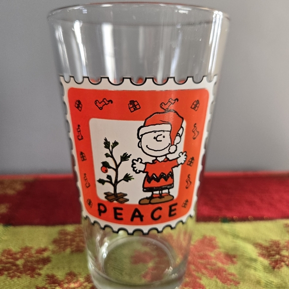 Charlie Brown w Santa Hat & Christmas Tree w (Peace)(Peanuts) 16oz Pint GlassR - Picture 1 of 16